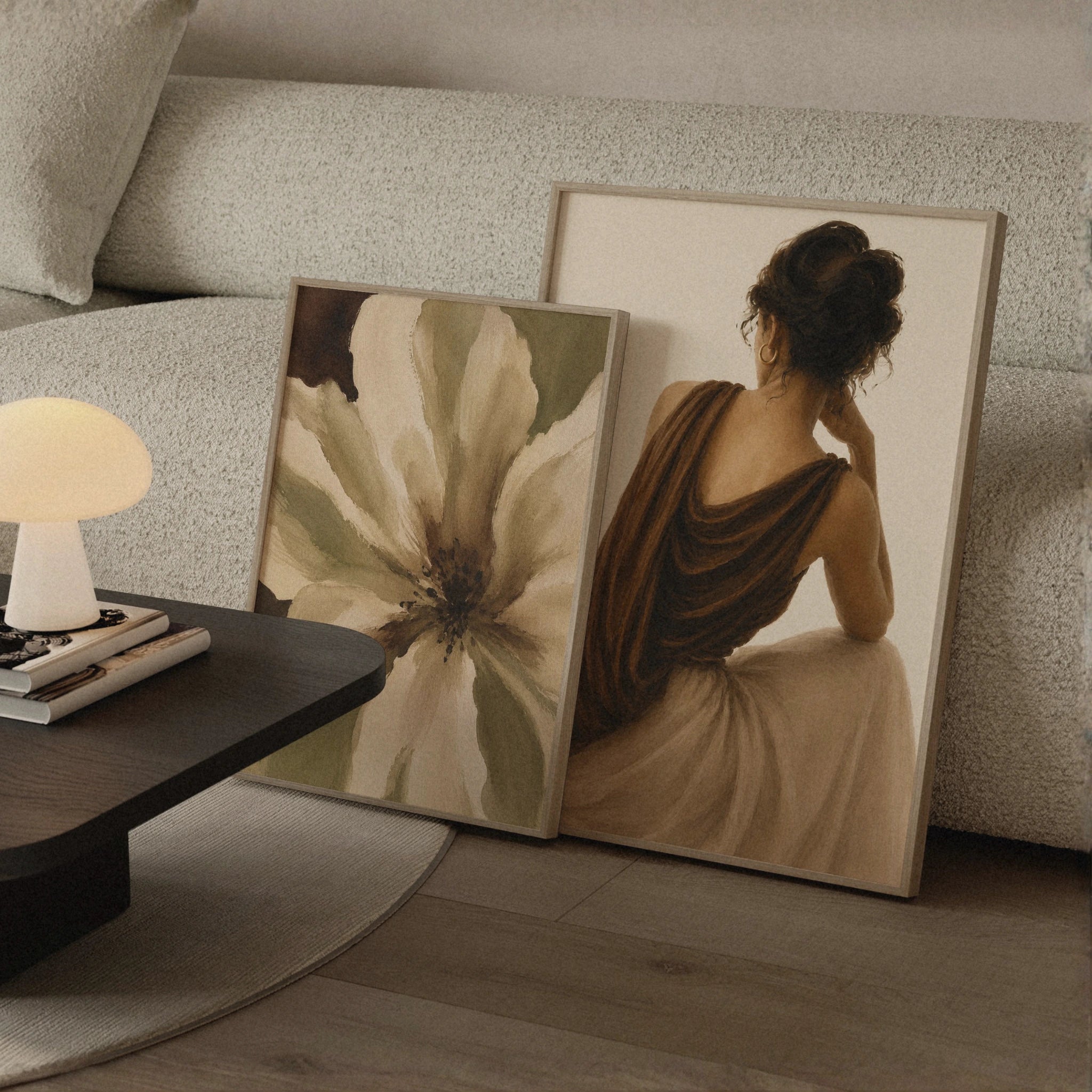 Stilvolle Poster und abstrakte Wandkunst aus dem Atelier in warmen Beige-, Braun- und Grüntönen, präsentiert als modernes Interior-Mockup vor heller Couch.
