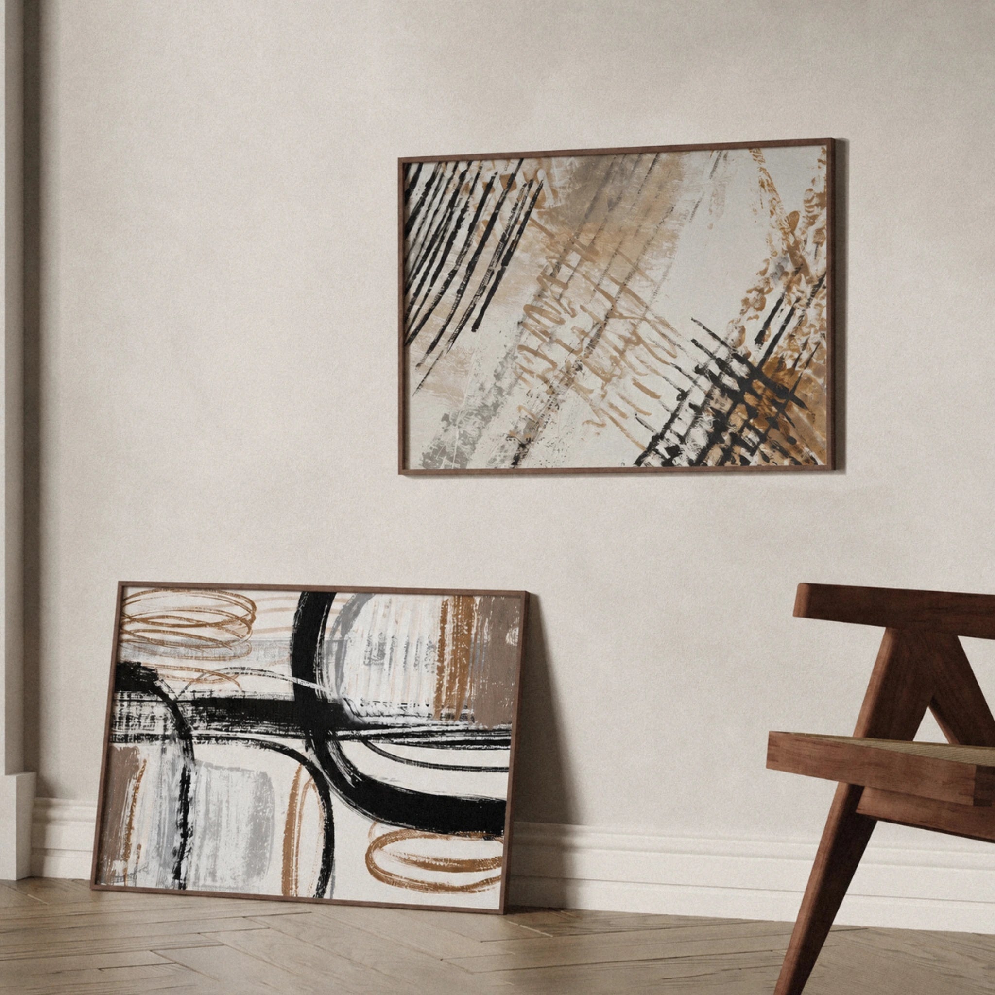 Abstraktes Poster-Set in Beige, Braun und Schwarz aus der Sand & Coal Kollektion als moderne Galeriewand im Holzrahmen von Veróme