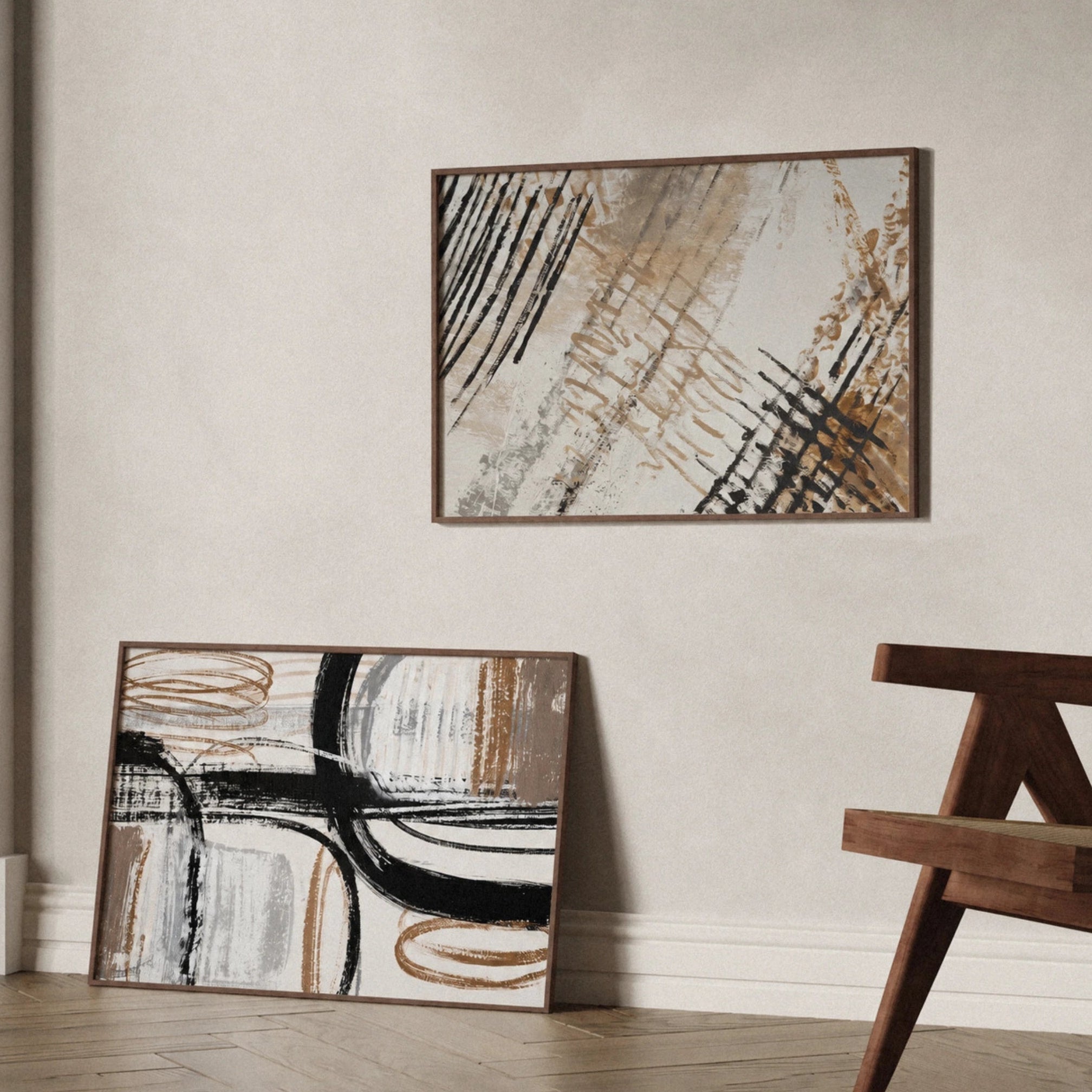 Abstraktes Poster-Set in Beige, Braun und Schwarz aus der Sand & Coal Kollektion als moderne Galeriewand im Holzrahmen von Veróme