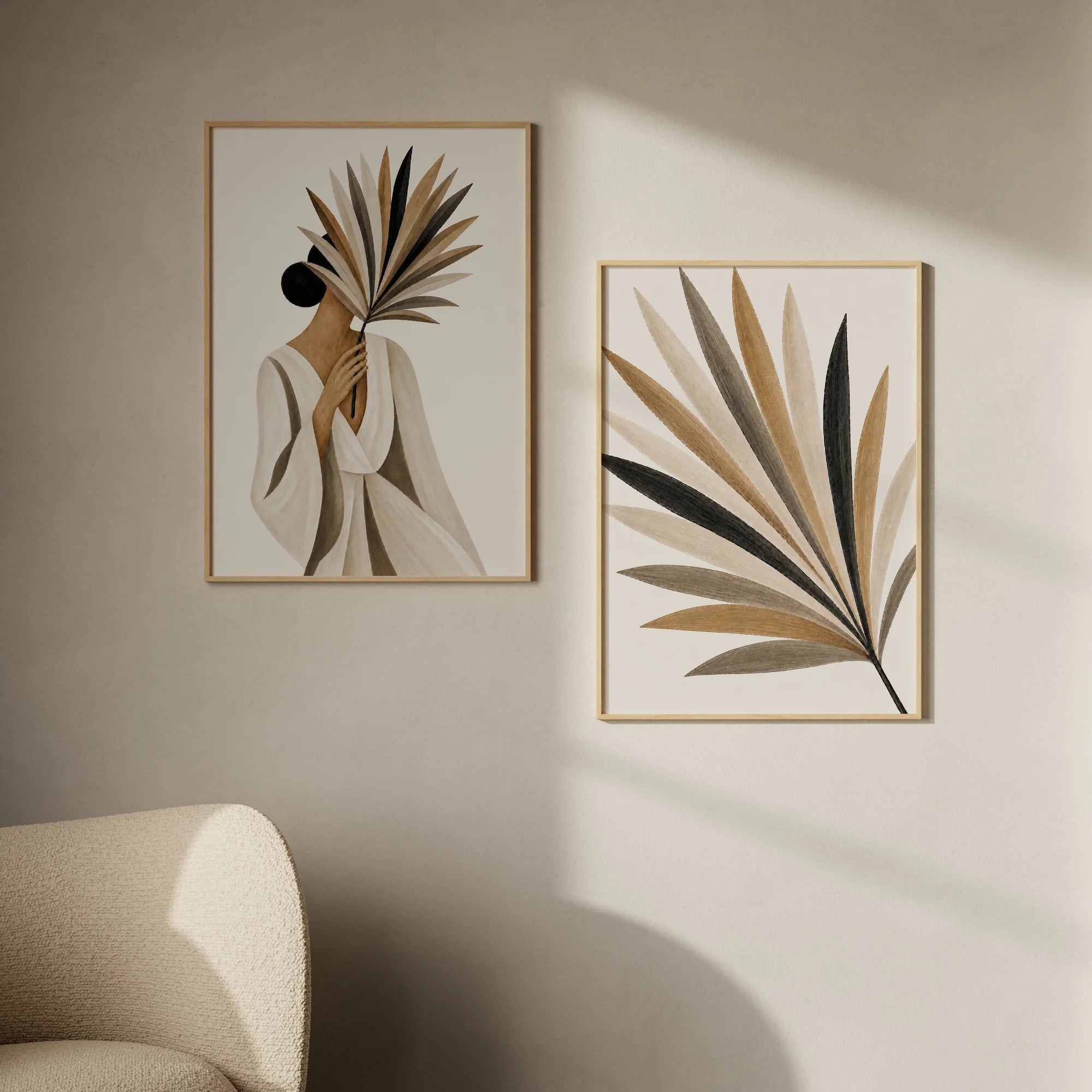 Fanleaf und Palm Veil als botanisches Galerie-Duo, Palmblatt und Frau mit Palmblatt in warmen Erdtönen, scandi Wandkunst Set
