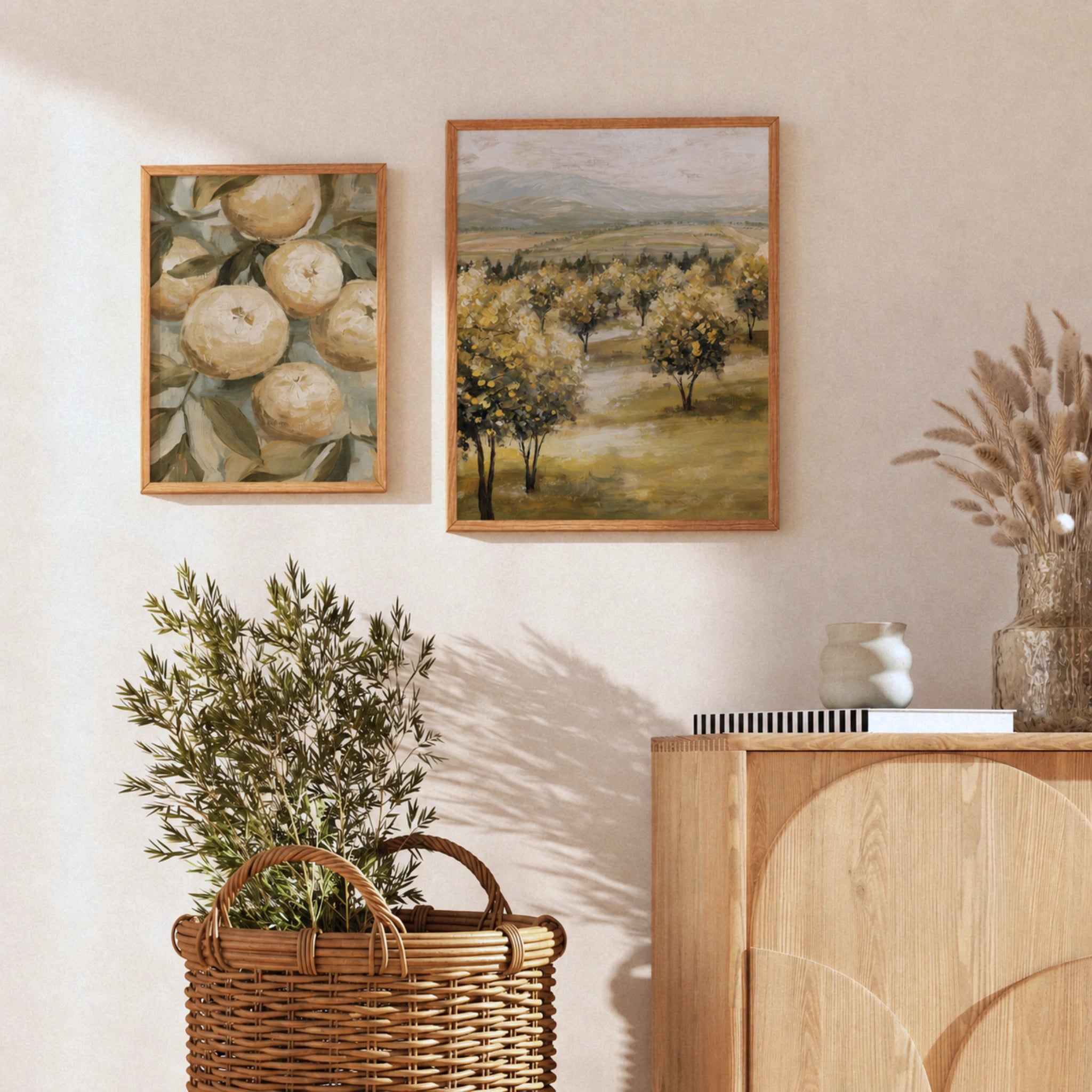 Mediterrane Wandkunst Gallery Wall mit Zitronen- und Olivenhain-Motiven über Holz-Sideboard – Veróme Kollektion