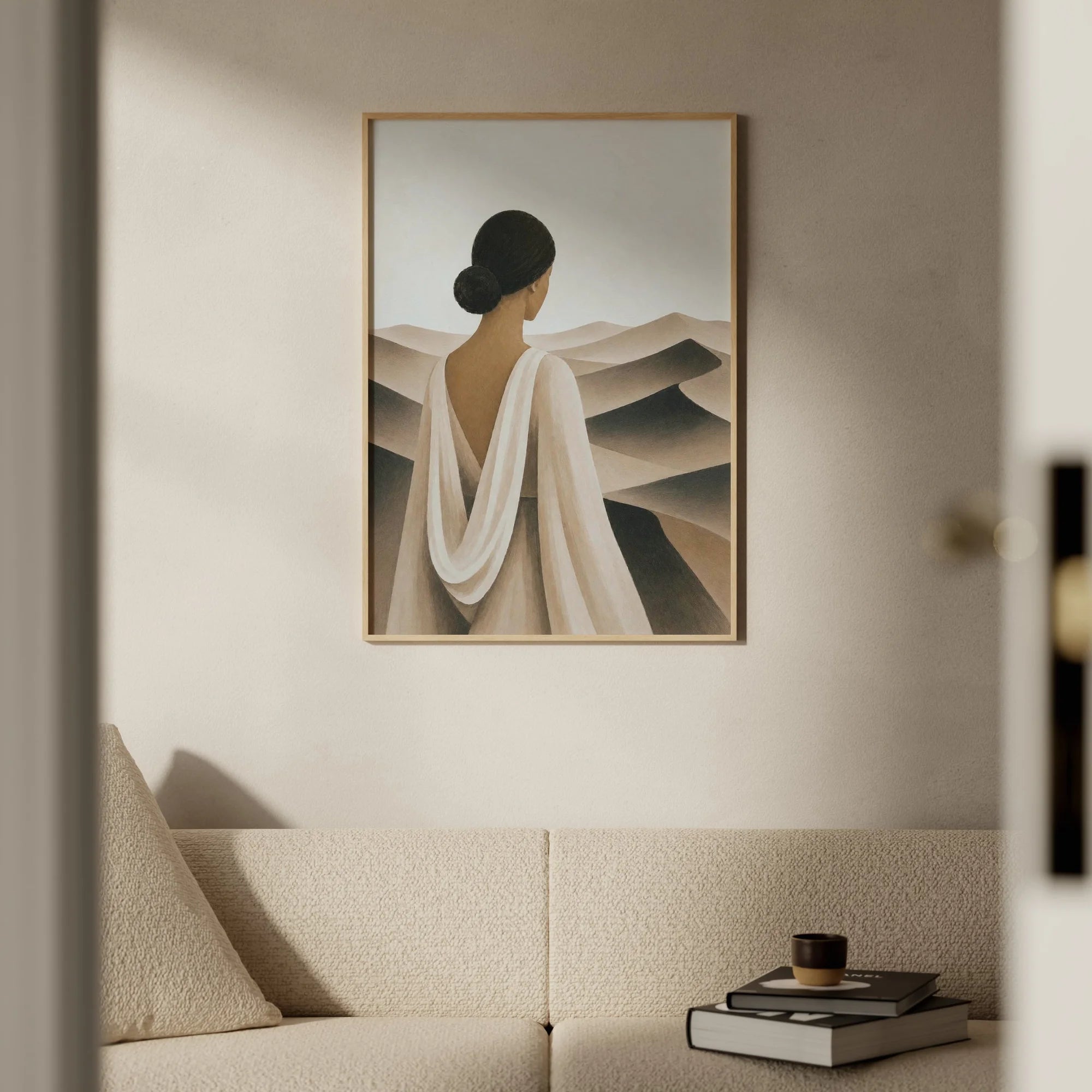 Mirage Wüsten Poster mit Frau in weißem Schleier vor sandfarbenen Dünen, beige-brauner Kunstdruck im modernen minimalistischen Stil