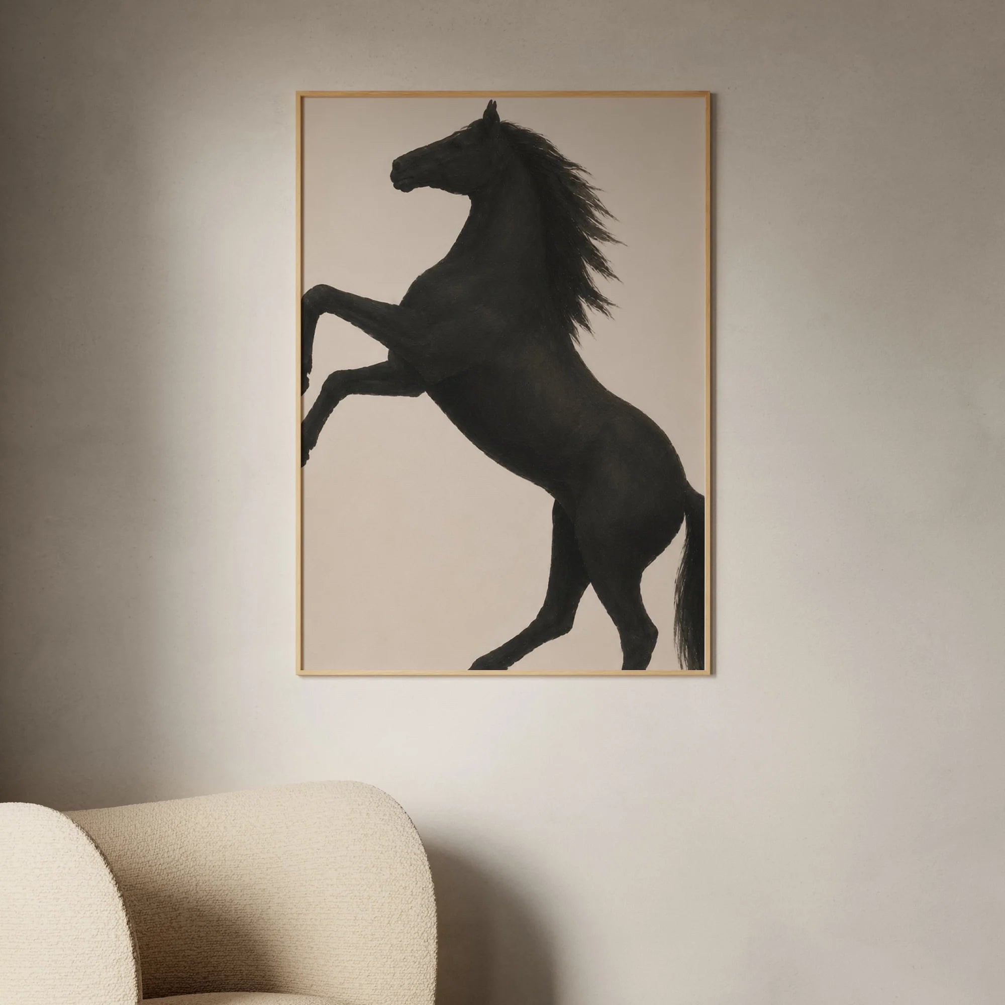 Rising Stallion Pferd Poster mit aufbäumendem schwarzen Hengst auf beigem Hintergrund, eleganter figurativer Kunstdruck