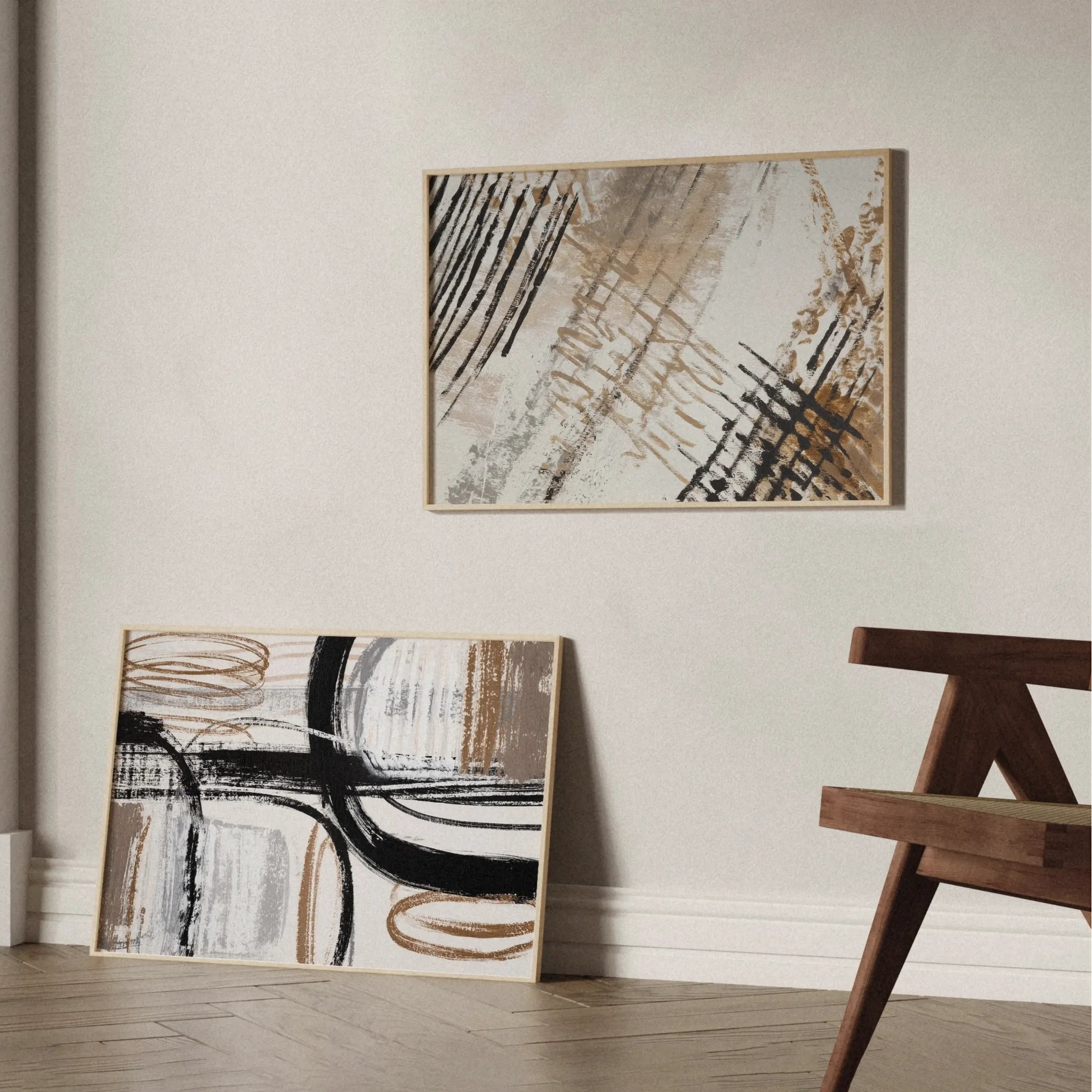 Abstraktes Poster-Set in Beige, Braun und Schwarz aus der Sand & Coal Kollektion als moderne Galeriewand im Holzrahmen von Veróme