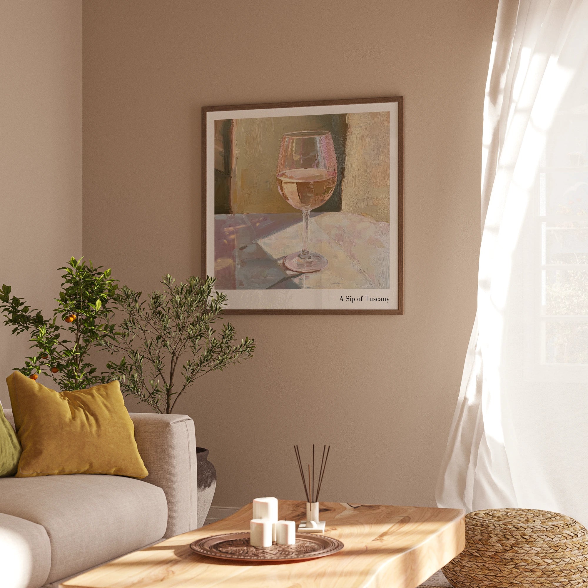 Gerahmtes A Sip of Tuscany Poster mit Weinglas-Motiv in warmem mediterranen Wohnzimmer-Mockup der Toscana Serenity Collection von Veróme