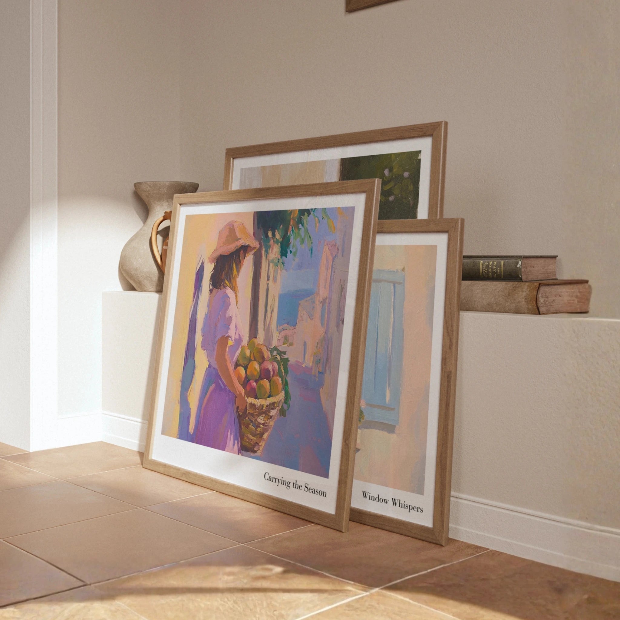 Toscana Serenity Poster Prints mit Holzrahmen als stilvolle Wandkunst im mediterranen Atelier-Look, gerahmte Fine-Art-Poster mit warmen Toskana-Farben, ruhigen Sommermotiven und natürlicher Wohnraum-Dekoration auf Fliesenboden.