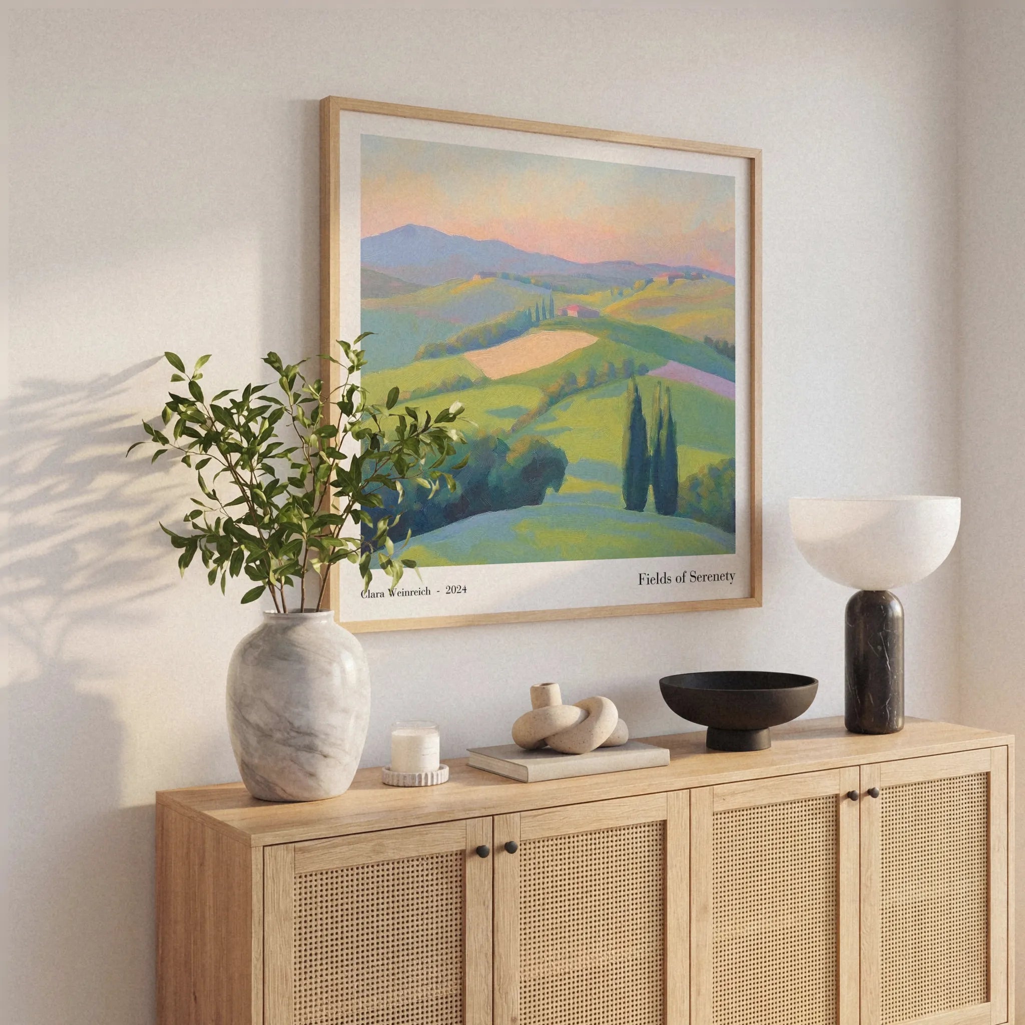 Mediterranes Landschaftsposter aus der Toscana Serenity Kollektion als farbenfrohes Wandbild im Holzrahmen über heller Holzkommode von Veróme