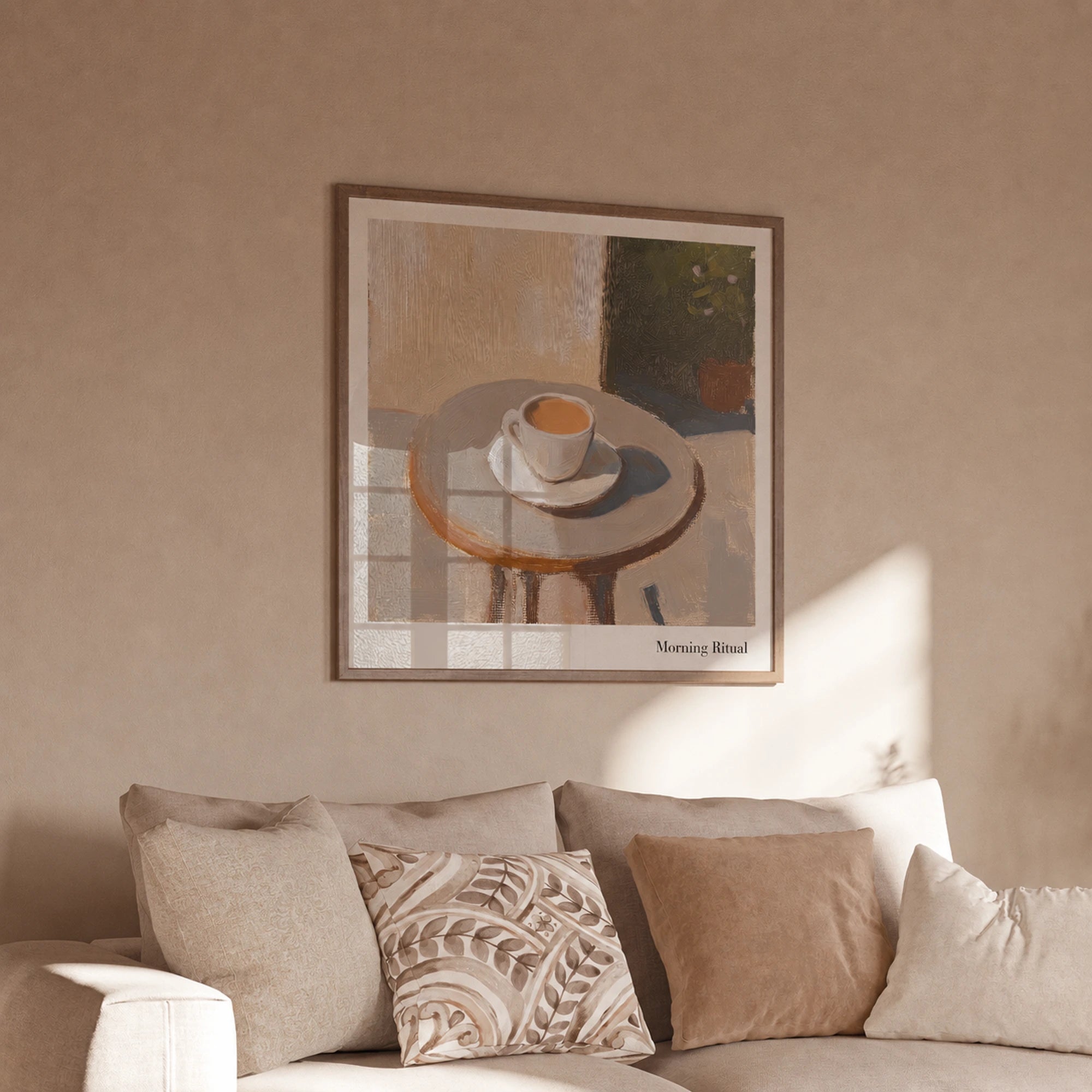 Gerahmtes Morning Ritual Poster aus der Toscana Serenity Collection in warmem Wohnzimmer-Mockup mit beigen Kissen und mediterraner Wandkunst von Veróme