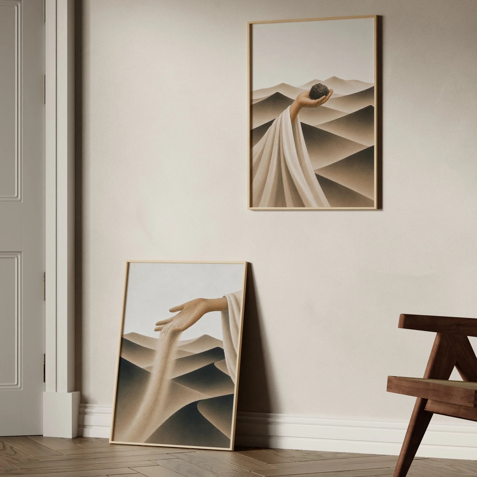 Earthbound und A Gentle Release als Wüsten-Diptychon, Hände und Dünen als figurative Kunstdrucke in beige und braun