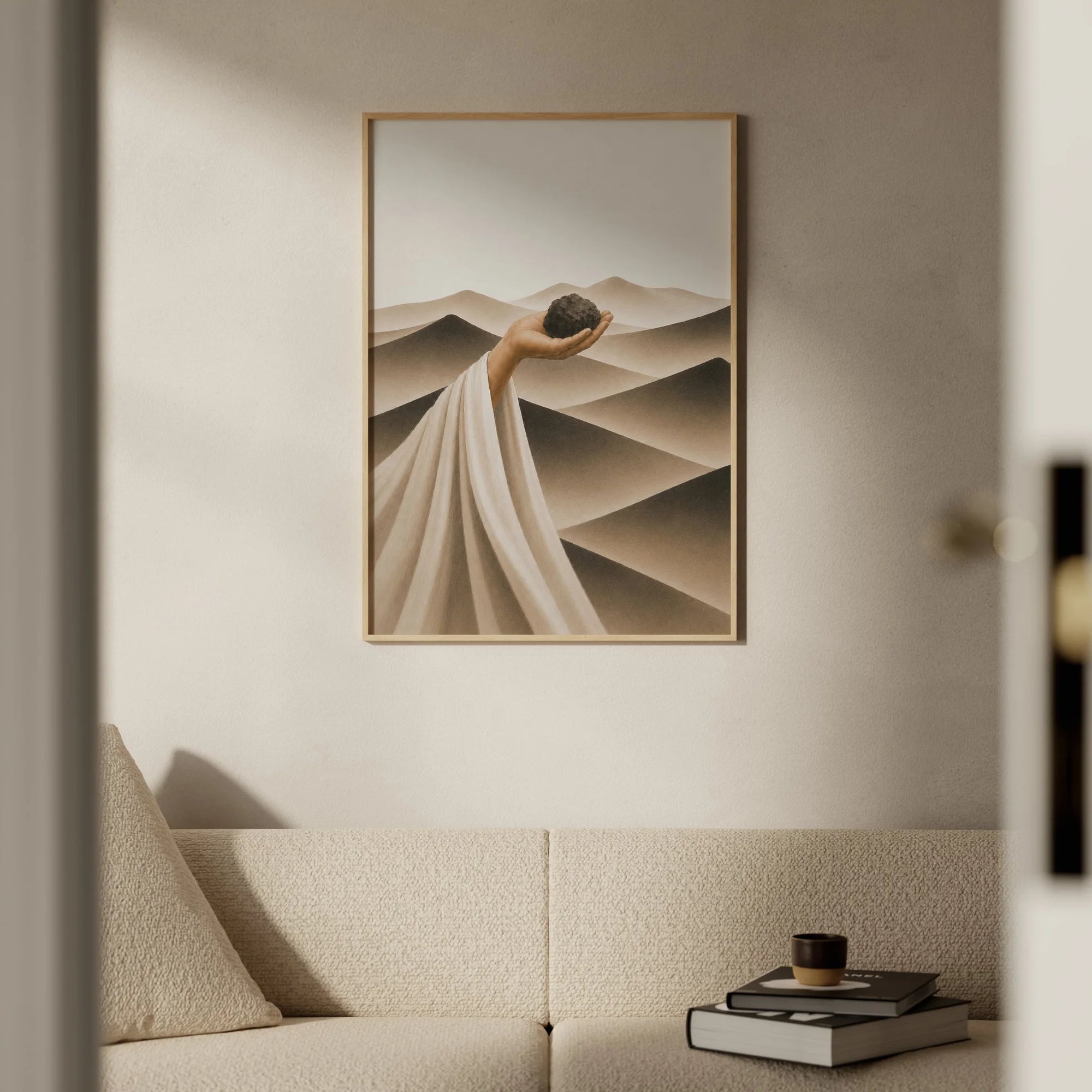 Earthbound Wüsten Poster mit Frau die Stein in der Hand hält vor Dünenlandschaft, figurativer Kunstdruck in warmen Erdtönen
