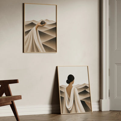 Mirage und Earthbound als figuratives Wüsten-Duo, Frau im Schleier und Hand mit Stein, moderne Galerie-Wand in warmen Sandtönen
