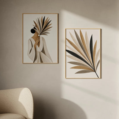 Fanleaf und Palm Veil als botanisches Galerie-Duo, Palmblatt und Frau mit Palmblatt in warmen Erdtönen, scandi Wandkunst Set