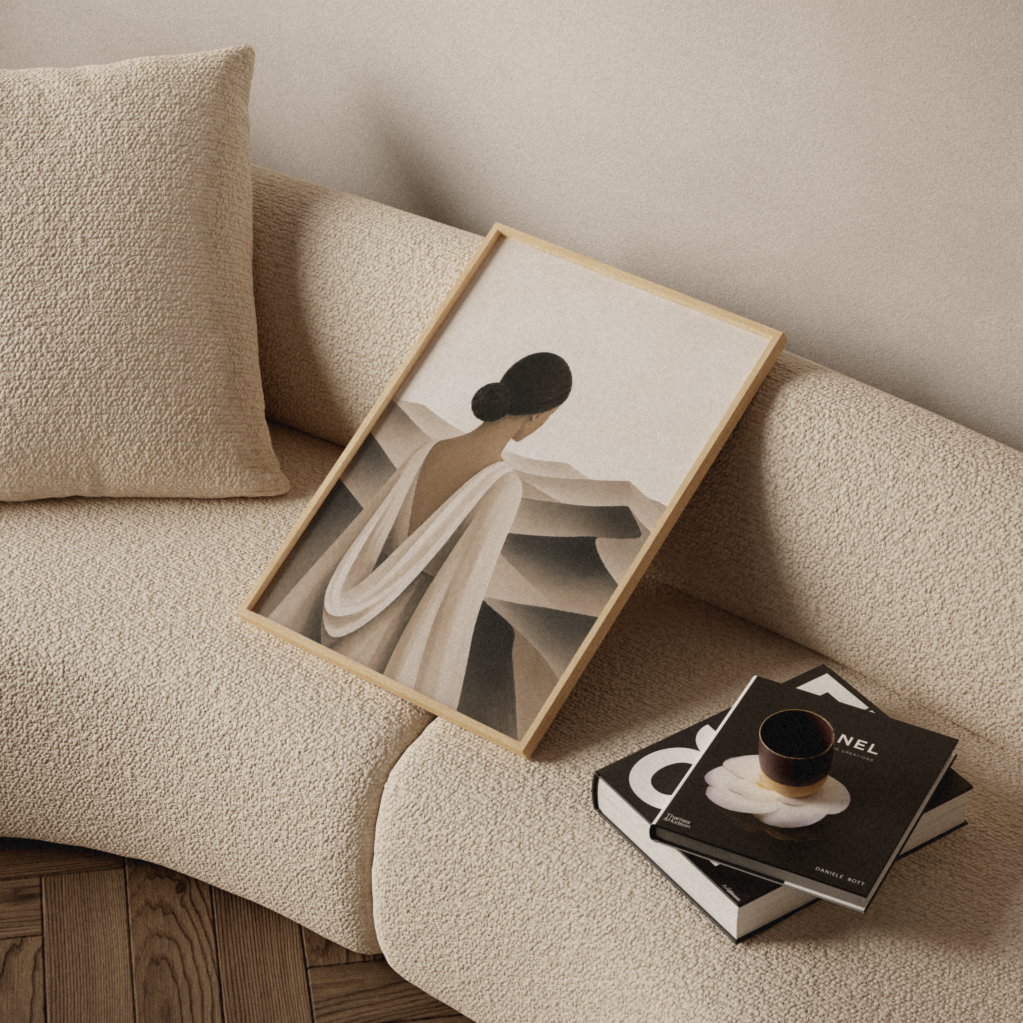 Mirage Poster von Veróme mit Frau im weißen Gewand vor abstrakten Sanddünen in Beige, Taupe und Schwarz – modernes Wüsten Wandbild im minimalistischen Fine-Art-Stil.