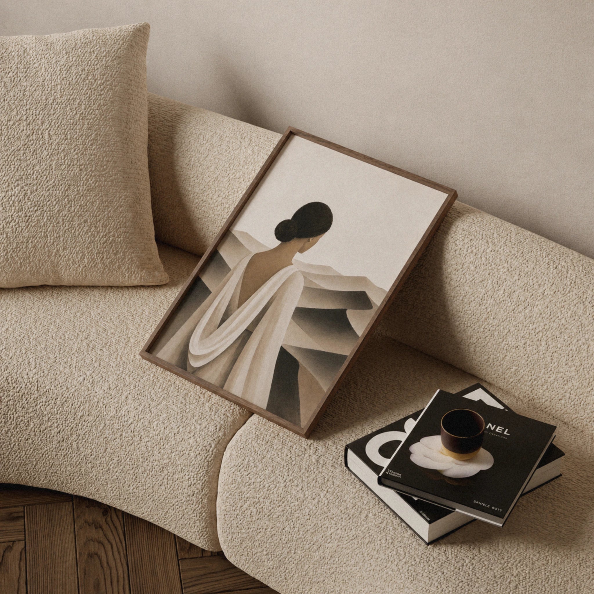 Mirage Poster von Veróme mit Frau im weißen Gewand vor abstrakten Sanddünen in Beige, Taupe und Schwarz – modernes Wüsten Wandbild im minimalistischen Fine-Art-Stil.