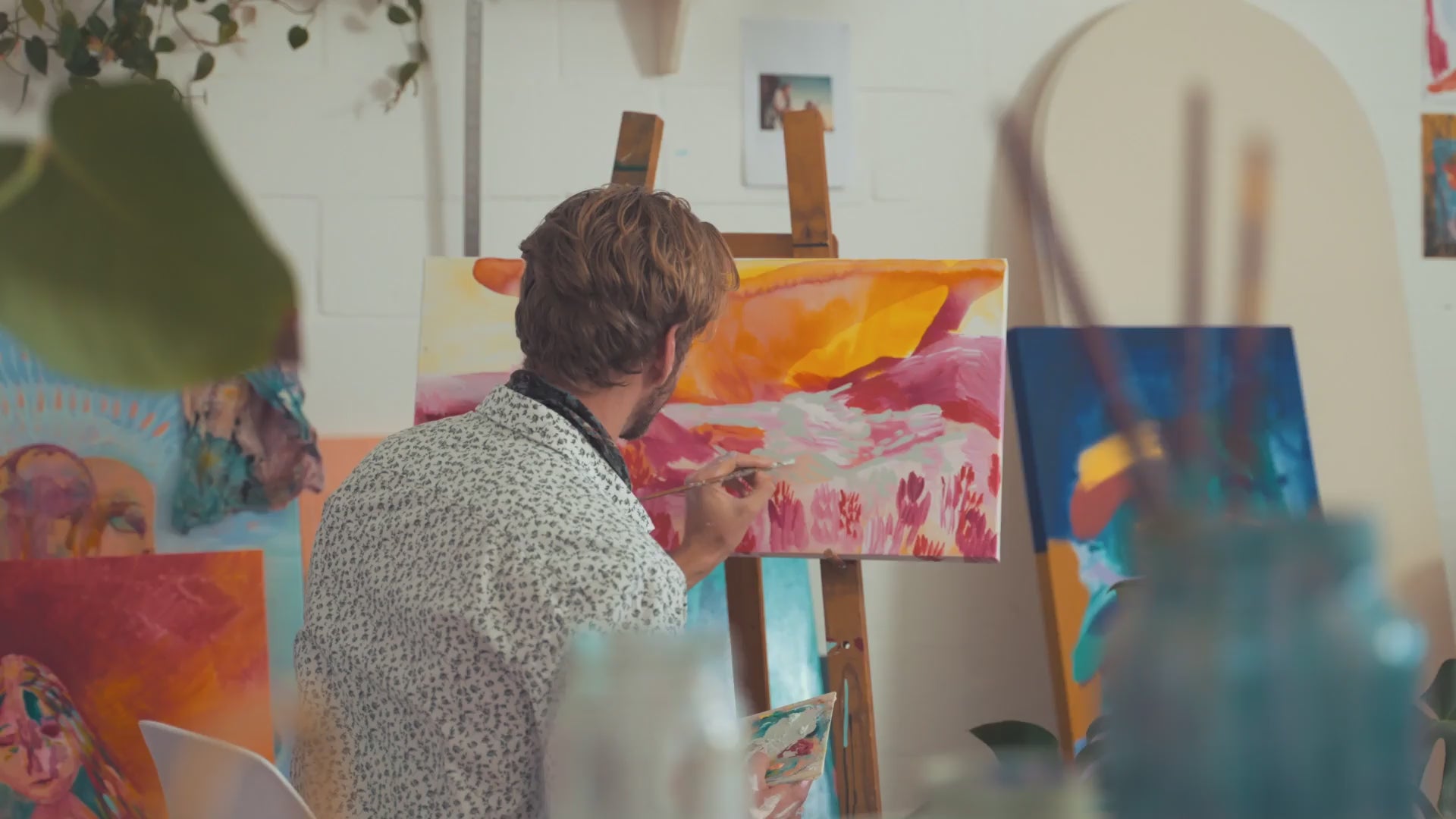 Video laden: Video showing artists painting and creating modern wall art using brushes and colors, highlighting the creative process behind contemporary artwork.