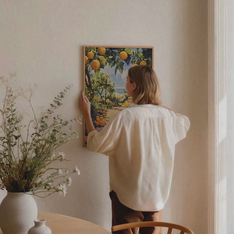 Gerahmtes Veróme Toscana Serenity Poster als Mockup Video in einem stilvollen Interior mit mediterrischem Kunstmotiv, warmen Farben und hochwertigem Holzrahmen.