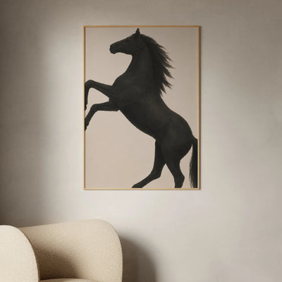 Rising Stallion Pferd Poster mit aufbäumendem schwarzen Hengst auf beigem Hintergrund, eleganter figurativer Kunstdruck