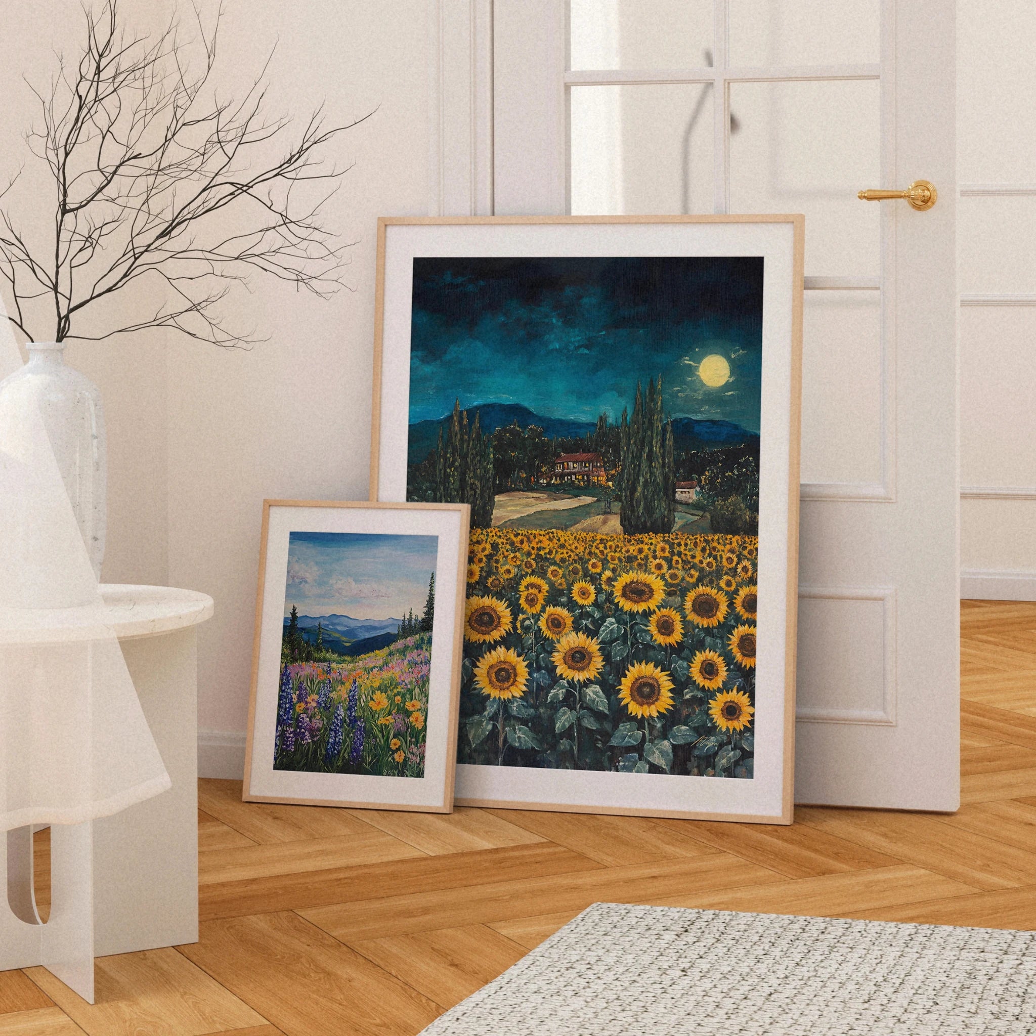 Gerahmte Modern Figurative Poster von Veróme als Interior Mockup mit Sonnenblumenmotiv, Blumenlandschaft und hellen Holzrahmen in einem stilvollen Wohnraum.