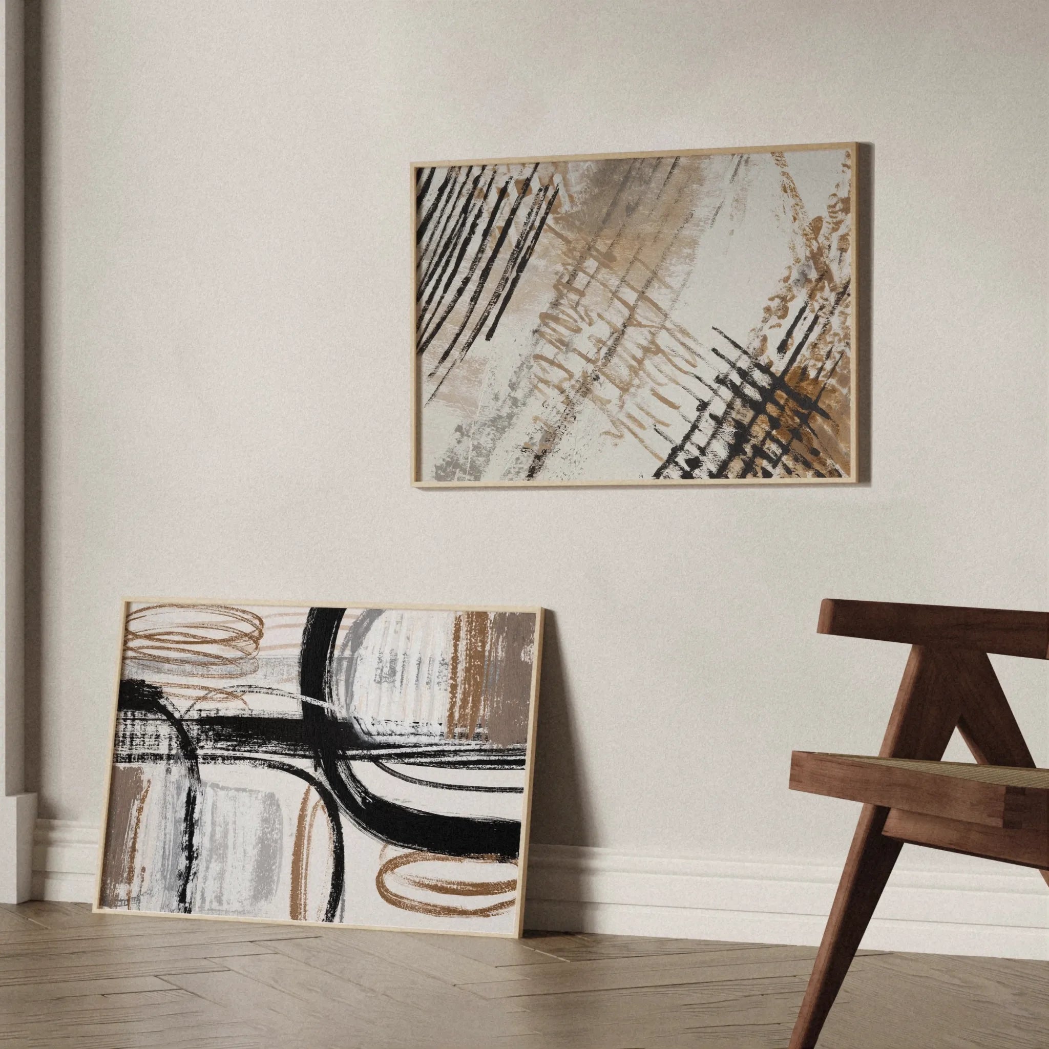 Abstraktes Poster-Set in Beige, Braun und Schwarz aus der Sand & Coal Kollektion als moderne Galeriewand im Holzrahmen von Veróme