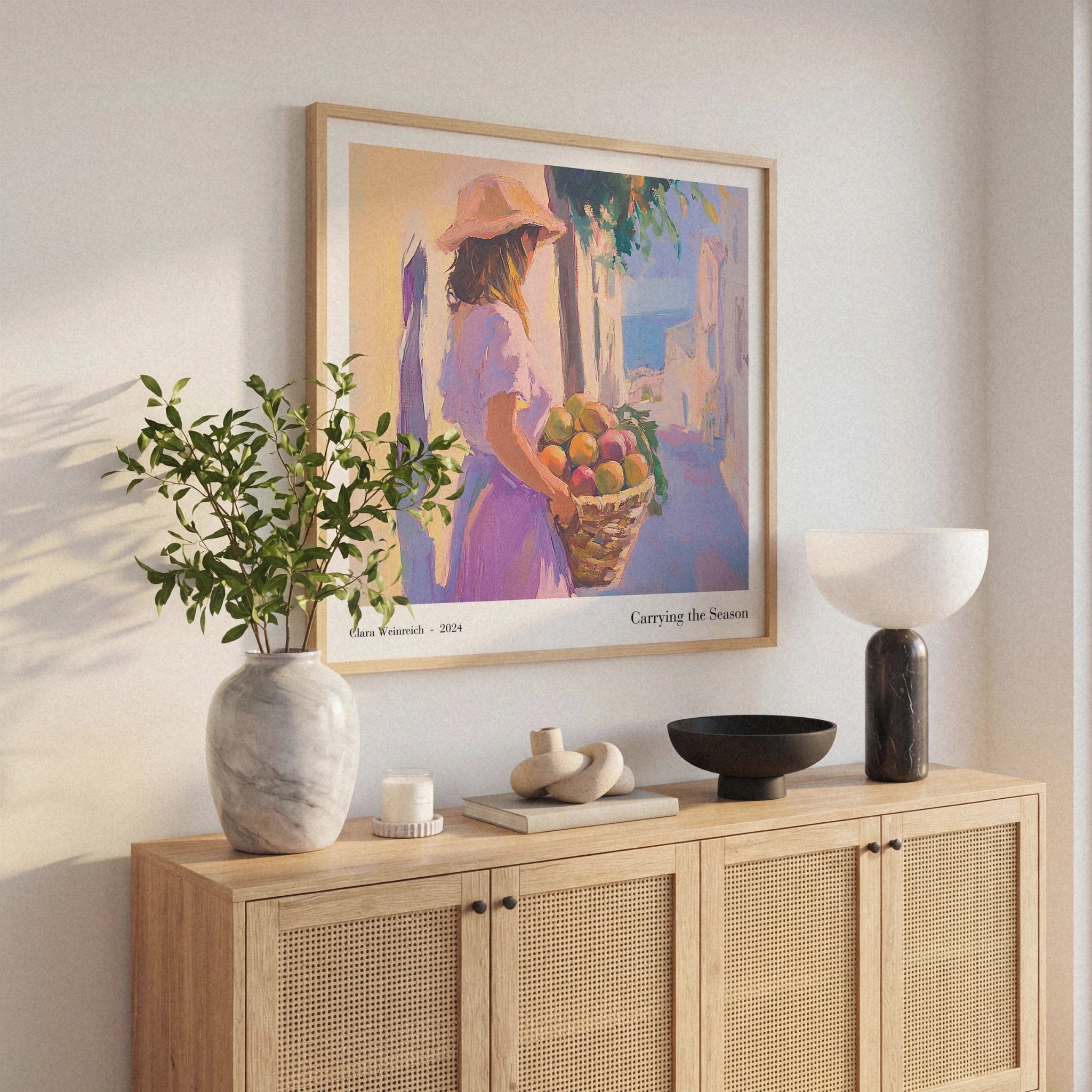 Gerahmtes Carrying the Season Poster aus der Veróme Toscana Serenity Kollektion als mediterranes Wandkunst Mockup in einem hellen Interior mit Holzkonsole und natürlicher Dekoration.