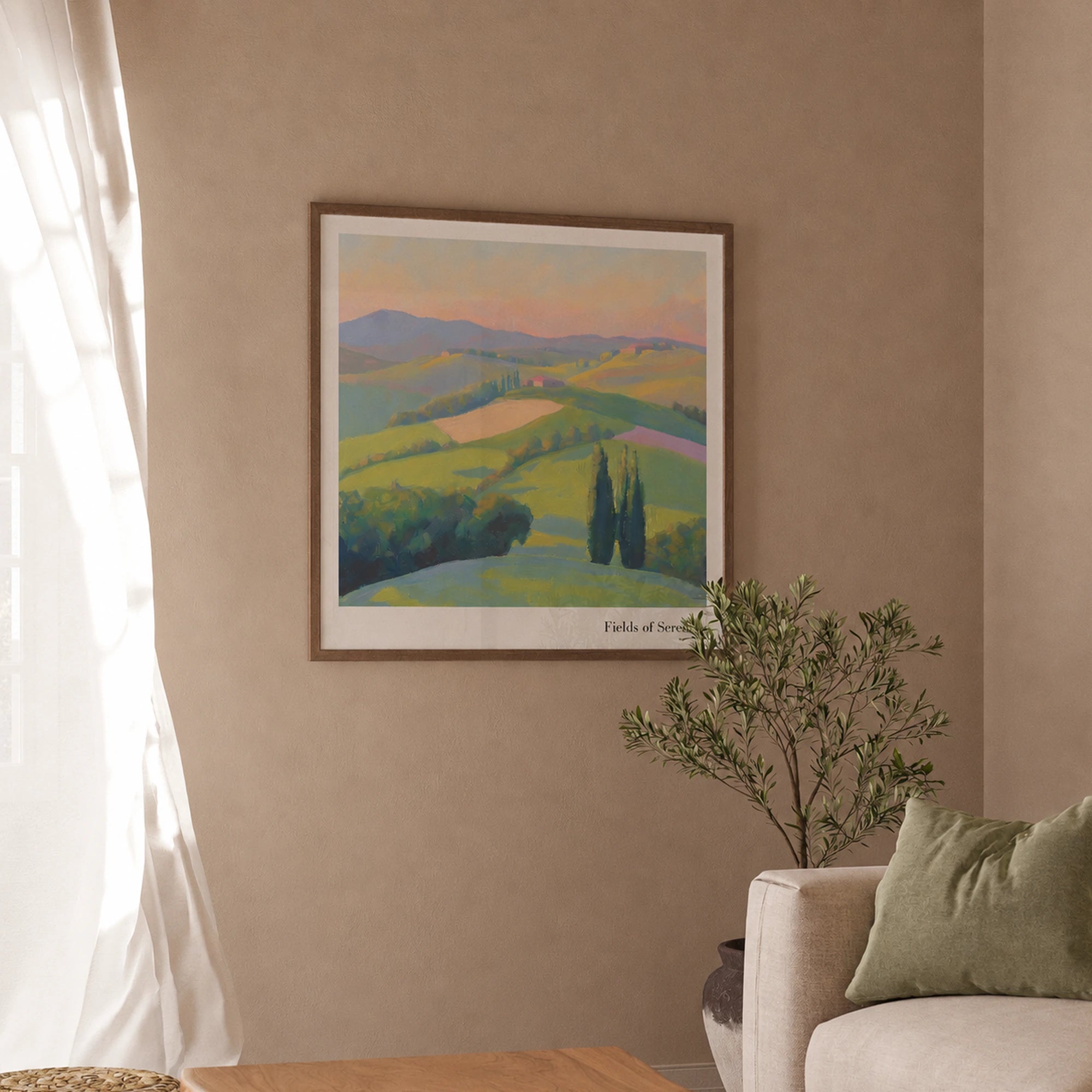 Gerahmtes Fields of Serenity Landschaftsposter mit sanften grünen Hügeln in mediterranem Wohnzimmer-Mockup der Toscana Serenity Collection von Veróme