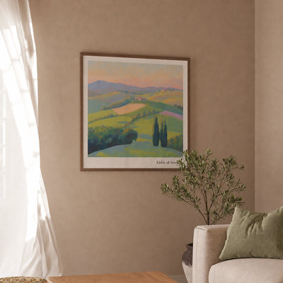 Gerahmtes Fields of Serenity Landschaftsposter mit sanften grünen Hügeln in mediterranem Wohnzimmer-Mockup der Toscana Serenity Collection von Veróme