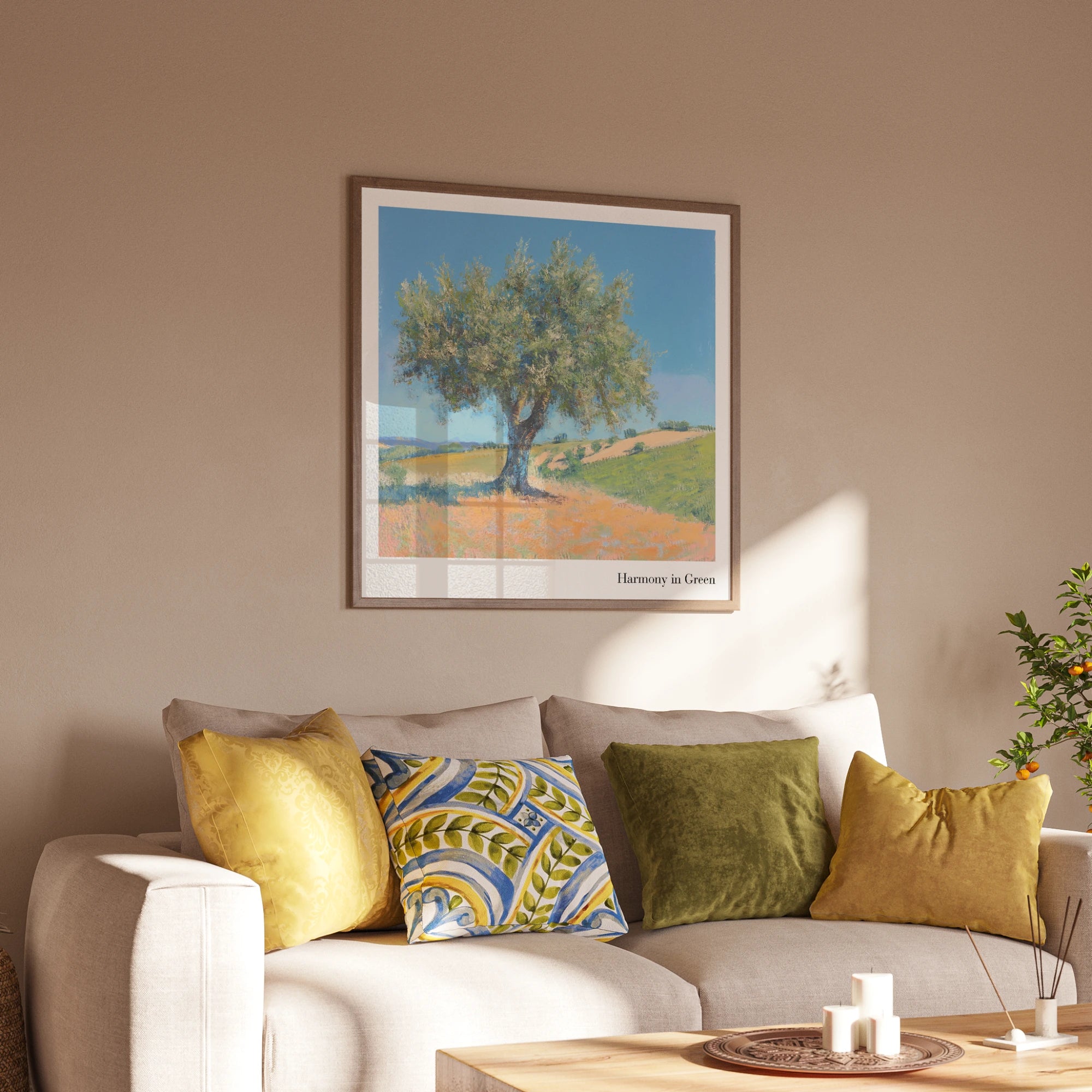 Gerahmtes Harmony in Green Olivenbaum-Poster in sonnigem mediterranen Wohnzimmer-Mockup der Toscana Serenity Collection von Veróme