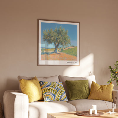 Gerahmtes Harmony in Green Olivenbaum-Poster in sonnigem mediterranen Wohnzimmer-Mockup der Toscana Serenity Collection von Veróme
