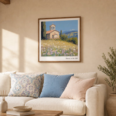 Gerahmtes Haven on the Hill Poster mit Kirche, Blumenwiese und Toskana-Landschaft in hellem Wohnzimmer-Mockup von Veróme